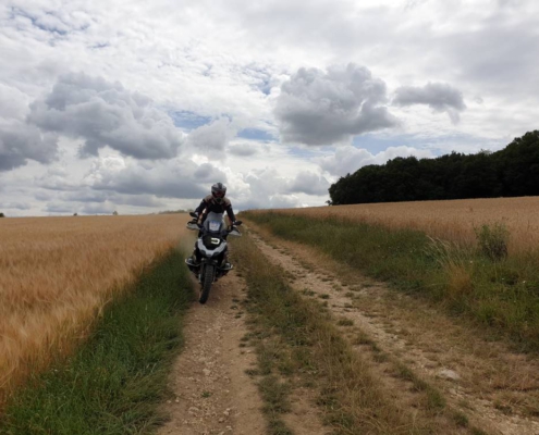 Elk offroadpad heeft zijn uitdagingen met sporen en stenen - BERRT Allroad motorreis offroad Noord-Frankrijk
